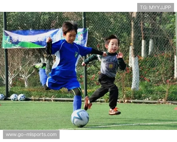 球员出席儿童足球公益课，仪态亲和引发好评