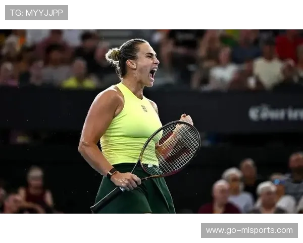 黑裙+灿笑，萨巴伦卡展现自信一面，萨巴伦卡身体强壮